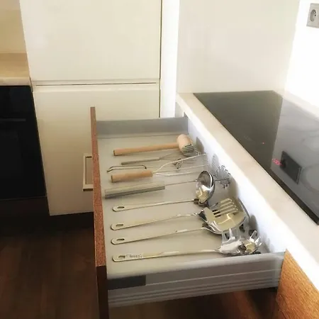 Апартаменты Apartament Vincent Metro 83 M2 *